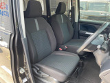 運転席まわりには十分なスペースがあり、大柄な方でもゆったり運転していただける環境です。