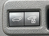 【パワーバックドア】スマートキーや運転席のボタンを押すだけでリアゲートが自動で開閉します!荷物を持っている時や、高い位置にあるバックドアを閉める際に便利な機能です♪