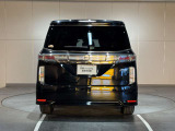 前・後方に車両や壁などの障害物がある場合、クルマが誤操作を察知して、衝突を未然に防ぎます。