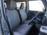 【清潔感のある運転席&助手席】隅々までクリーニングの行き届いた運転席&助手席。目立ったシミや汚れ等もございません。