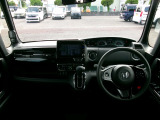 大きなフロントガラスで広々とした視界の運転席まわりです。