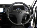 快適な操作性の運転席、ハンドルも綺麗に清掃済みです。もちろん安全を守るエアバッグも装備しているので安心してお乗りいただけます。