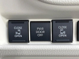 【両側パワースライドドア】スマートキーや運転席のスイッチで後席両側スライドドアの開閉が可能♪電動だから力を入れてドアを開ける必要が無く、小さなお子様でも簡単に開け閉めでき快適です♪