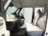 【手入れ済みの運転席】体を優しく支えるシート。よく手を触れるハンドル周辺などは適度な清掃を施しており、気兼ねなく快適に運転できます。