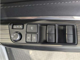 パワーウィンドウのスイッチですよ。 運転席に居ながら窓を開け閉めのコントロールできますよ。 ロック機能で、子供がイタズラして窓を開けるという事も無くなりますよ。