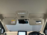 運転席のサンバイザーにはバニティーミラーも付いています。身だしなみチェックには欠かせません。