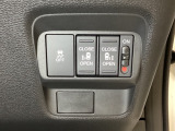 リアドアは乗り降りに便利な両側電動スライドドアです。また運転席に座っていながらスイッチ操作で自在にスライドドアを開け閉めできます。またHondaセンシング用のVSA解除スイッチも横に装備しています。