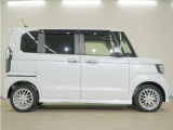 リアには左右スライドドアを採用。狭い駐車場でも開閉しやすく、強風の日でもドアが煽られにくくなっております。小さなお子さまやご年配の方も安心して乗り降りできます。