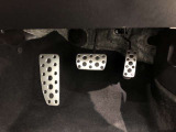 ゴムの滑り止めを組み合わせたアルミ製スポーツペダルです。靴が濡れていても滑りにくく、快適なドライブが楽しめます♪