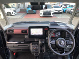 シンプルながら機能性あふれる運転席廻りです。視界性もよく、運転しやすいですよ。