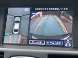 アラウンドモニター、上空から見下ろしているかのような映像をディスプレイに映し出し、スムースな駐車をサポートします。さらに、人や自転車など周囲に動くものがいる場合には、表示とブザーで注意を促します。