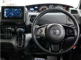 運転にかかわる様々な操作を安全に行えるように視点移動が少なく、操作性に配慮されたスイッチ類が凝縮されたコクピットです。
