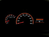 昼間でも見やすいオプティトロンメーターです。運転席前に配置し、フードを低く抑えることで運転中の視界の邪魔にならないので、視界も良好です!