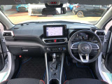 シンプルながら機能性あふれる運転席廻りです。視界性もよく、運転しやすいですよ。