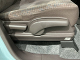 シートハイトアジャスターが付いているので運転姿勢を調整するのに便利ですね。身長に合ったシートポジションは安全運転や疲労軽減にもつながります。