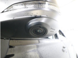 助手席側で見えにくい左前方の映像を、車内のマルチファンクションディスプレイに映し出します。前方への駐車や左寄せ、狭い道でのすれ違いなど、さまざまなシーンで安心して運転できる便利な機能です。