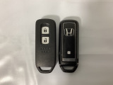 スマートキーを装備しています。鍵を差し込むことなくドアロックの開け閉めと、スタートボタン操作でのエンジンスタートができます。スペアキーも同じものを用意しております。