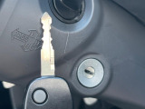 【キーレス】少し離れた場所からでもボタン一つでドアの開錠・施錠ができるのでとっても便利!ドアの鍵穴周りに傷をつけることもありません♪