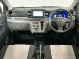 【インパネ】運転のしやすさを最優先に設計された見晴らしの良いフロントビュー。車両間隔が掴みやすく狭い道でも安心♪「安全」と「品質」を最優先に、安心してお乗りいただけるクルマを提供いたします。