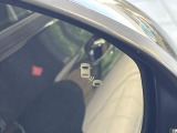 【ブラインドスポットインフォメーション】走行中、ドアミラーの死角になりやすい箇所に後続車が接近するとサイドミラー付近に警告を表示、ドライバーに注意喚起をしてくれます。