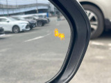 【ブラインドスポットモニター】走行中、ドアミラーの死角になりやすい箇所に後続車が接近するとサイドミラーのレンズに警告を表示!ドライバーに注意喚起をしてくれます。