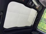 【ガラスルーフ】ガラスルーフ搭載で車内の解放感が一気にアップ!開放的なドライブをお楽しみいただけます。