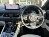 ステアリングは本革巻きです。シャープさと剛性感、質感、性能製を高め、精緻に造り込んだデザインです。メッキがアクセントです!
