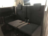3列目シートは跳ね上げ式で折りたたみ可能です。キャンプ用品など大きな荷物もばっちり収納可能です!