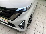 【LEDヘッドライト】悪天候や夜間走行時も良好な視界を確保し安心して運転できる高輝度LEDヘッドライトを装備!点灯速度が早く、消費電力も抑えられています。