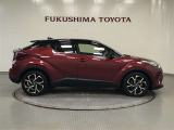 【まるごとクリーニング】シートを取り外し、車内を徹底洗浄。隅々まで丁寧に仕上げています。