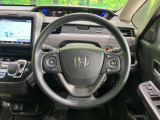インテリアに合わせたデザインのステアリングは、運転される方のことも考え、運転しやすい形状、大きさです。是非一度、実際に触ってお確かめください。