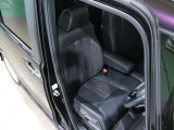程よい硬さとホールド性が高いシートで長時間運転も快適です。