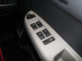 パワーウィンドウスイッチで運転席から全席の窓の開閉ができます。