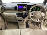 車内は光触媒抗菌消臭施工済です。スタイリッシュなデザインで暖かみのあるインパネ周りを演出します。グローブボックスやカップホルダーのほかにトレーなどたくさんの収納スペースが装備されています。