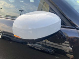 自動防眩機能を備えたルームミラー。ETC車載器を搭載しておりスタイリッシュかつ機能性を兼ね備えております。