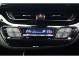 ★運転席と助手席でそれぞれお好みに合わせて温度設定が行えるフルオートエアコンです。外気温や室温、日射量を感知し、吹き出し温度、風量を緻密に制御します