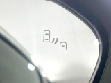 【ブラインドスポットモニター】走行中、ドアミラーの死角になりやすい箇所に後続車が接近するとサイドミラーのレンズに警告を表示!ドライバーに注意喚起をしてくれます。