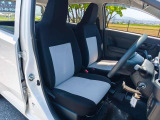 運転席のシートはホールド性に優れ疲れませんよ!