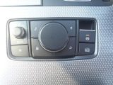 運転中、視線を外さず操作が可能なマツダコネクトのコントロール部分です。大きなダイヤルとスイッチで構成されているので、とても操作がし易いです。