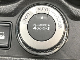 【オールモード4&times;4】2WD/4WDモードを手軽に切り替え可能。燃費重視の2WD、スタック時に役立つLOCK、AUTOモードでは4WDの配分を自動で調整し、路面状況を問わず安定した走りをサポート。