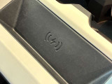 【ワイヤレスデバイスチャージング】ワイヤレス充電が可能になります。ケーブル接続のわずらわしさがなくなり、運転席周りもスッキリします。