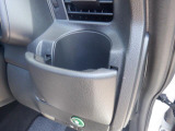 運転席の横にはドリンクホルダー備え付けです♪