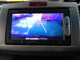 バックカメラの画像です。ガイドラインがスムースな車庫入れをサポートいたします。車庫入れの安心感がアップしますね。