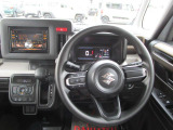 運転席まわり。スイッチやレバー等が使いやすく配置されています。