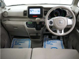 運転にかかわる様々な操作を安全に行えるように視点移動が少なく、操作性に配慮されたスイッチ類が凝縮されたコクピットです。