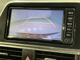 車庫入れなど後進運転時に死角をモニターで確認ができて安全です♪ ステアリング操作の参考になるガイド線も表示しますので車庫入れがニガテな方も安心ですネ!