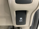 VSA装備車です。VSAはドライバーの操作と車の動きを見守っています。もし車の挙動が乱れたとき、4輪別々にブレーキをかけたり、エンジンパワーをしぼることによって車を安定させます。