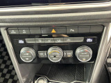 2ゾーンフルオートエアコン。運転席、助手席それぞれ独立して温度管理が可能です。花粉やダストを除去するフレッシュエアフィルターも装備され、クリーンな室内環境を保ちます。