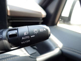 ハイビームアシスト機能が装備されており対向車が接近するとロービームに切り替えてくれる便利機能になっております!