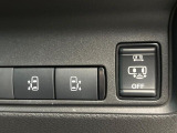 【ハンズフリー機能付き両側パワースライドドア】スライドドアの下に足先を入れてすぐ引くと、自動的にスライドドアが開閉します!荷物で両手がふさがった状態でも、ドアの開閉ができてとっても便利!